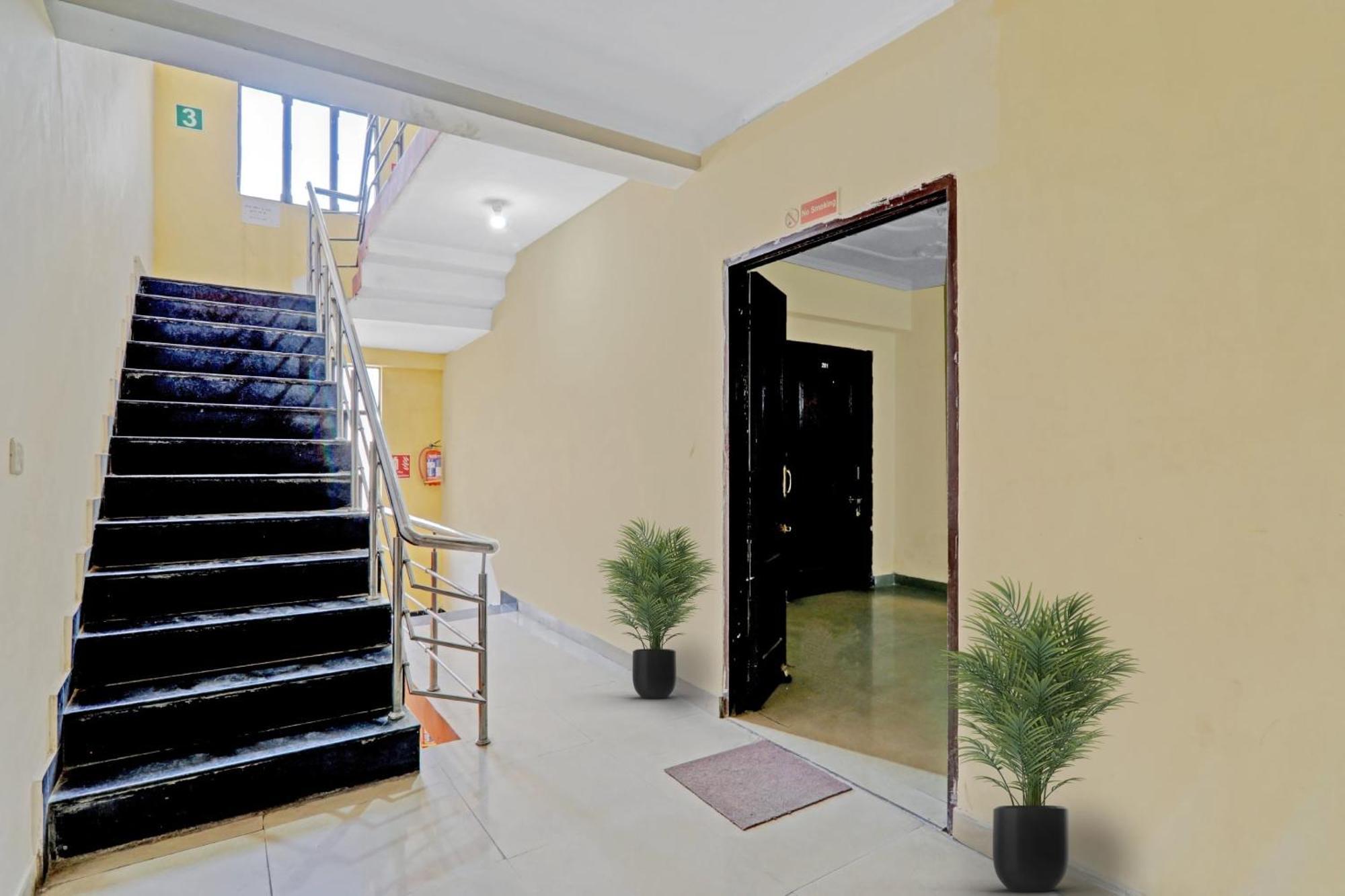 Hotel O J.D Palace Chinhat Kültér fotó